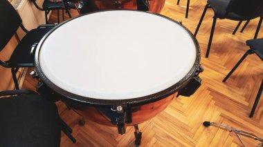 Timpani davulu ya da davullar içeride. Perküsyon ailesinde müzik aletleri.