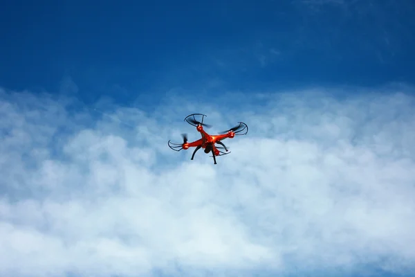 Quadrocopter mot den blå himlen — Stockfoto