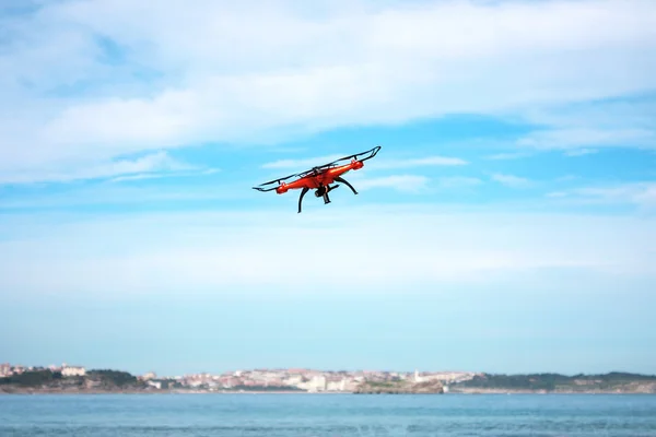Quadrocopter flyga med monterad kamera — Stockfoto