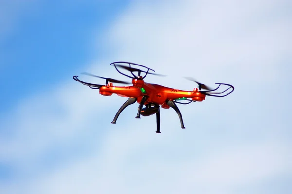 Flyga guadcopter med monterad kamera — Stockfoto