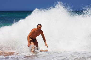 Mutlu adam çalıştırmak uzak dalga