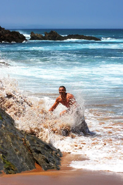 Sahilde bir dalga tarafından sıçrayan mutlu duygusal adam — Stok fotoğraf