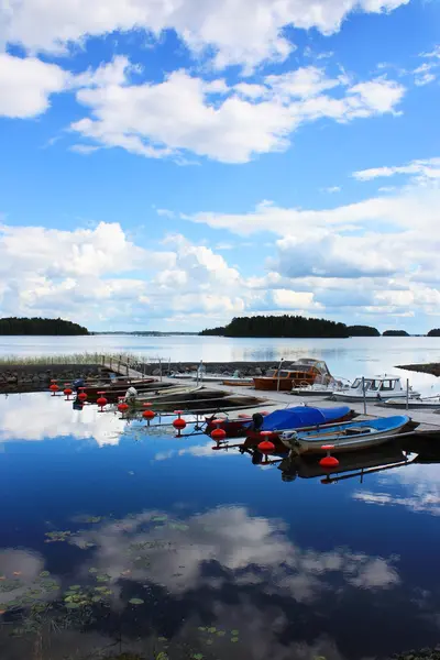 Sjön och moln reflektion — Stockfoto