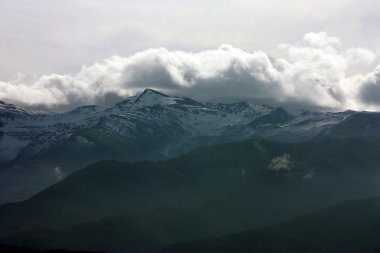 Kar dağlar bulutlar altında