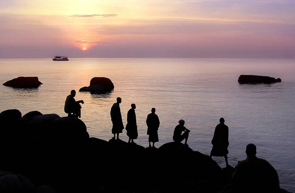 Eine Gruppe Buddhistischer Mönche Die Sanft Den Sonnenuntergang Stiller Meditation — Stockfoto