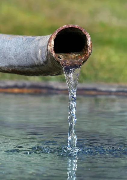 水晶清澈的水从生锈的管子中冒出来 水的质量 环境问题和水质的象征 — 图库照片