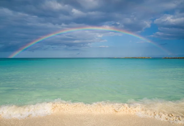 Písčitá pláž a rainbow — Stock fotografie