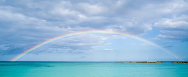 Arc-en-ciel sur océan — Photo