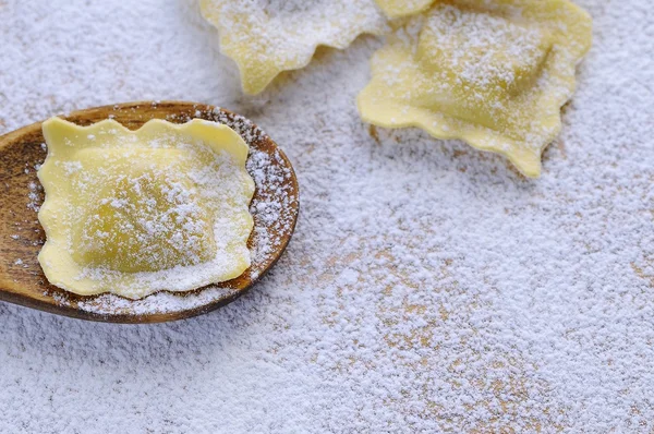 Zubereitung frischer Ravioli — Stockfoto