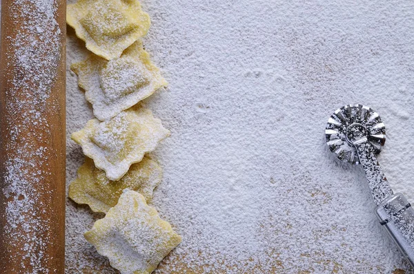 Zubereitung frischer Ravioli — Stockfoto