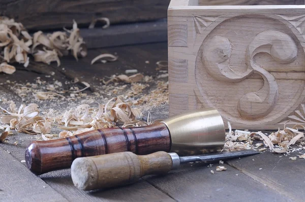 Hammer und Meißel auf Holztisch — Stockfoto