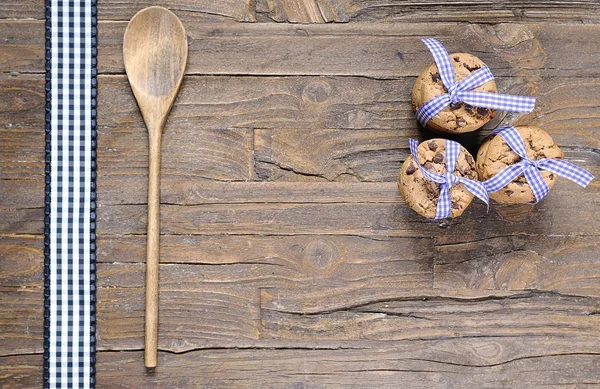 Trois piles de délicieux biscuits aux pépites de chocolat — Photo