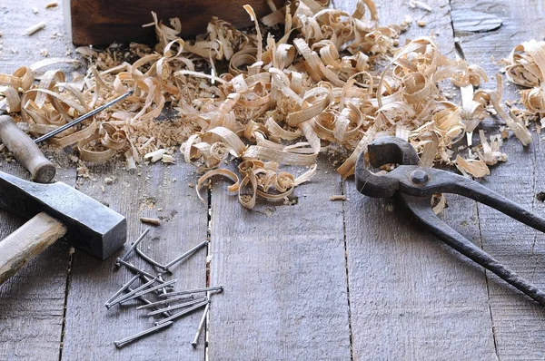 Инструменты, гвозди и деревянные щепки — стоковое фото