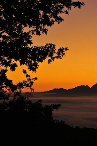 Schöne Aussicht auf die Bergsilhouette — Stockfoto