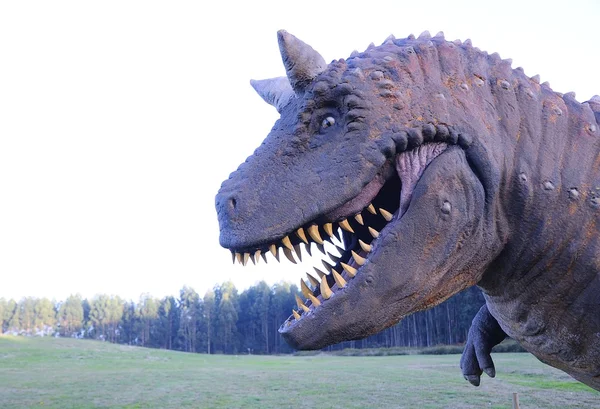 Nahaufnahme irrealer Dinosaurier gegen Landschaft — Stockfoto