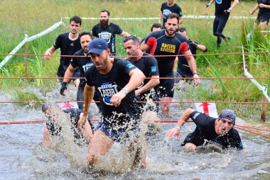 Gladyatör yarış - aşırı engel yarış La Fresneda, İspanya.  