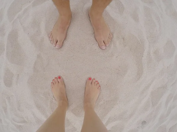 Bosý pár na písečné pláži — Stock fotografie