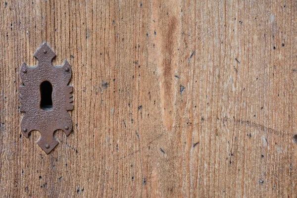 Металева замкова щілина на дерев'яних дверях — стокове фото