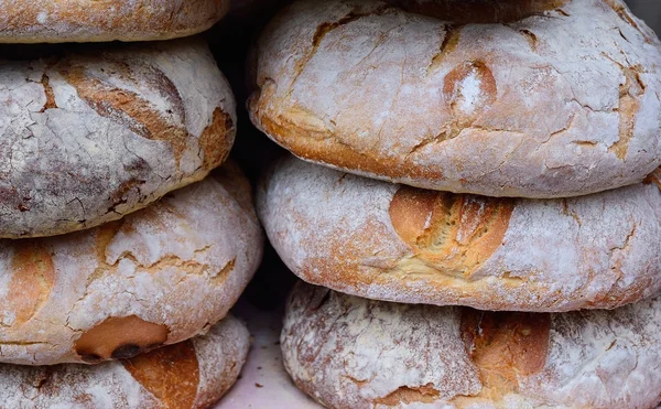 Taze pişmiş ekmek sepeti — Stok fotoğraf