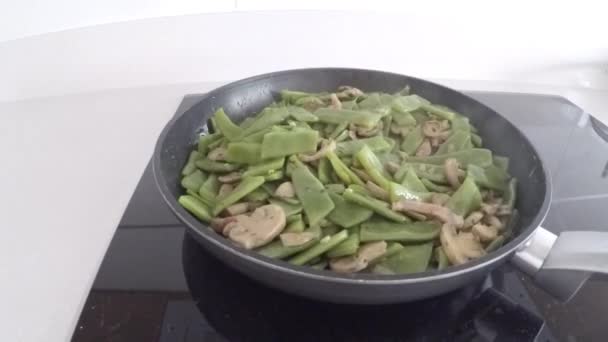 Green beans with bacon — Stock Video