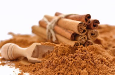 Tarçın ve toz izole arka plan.