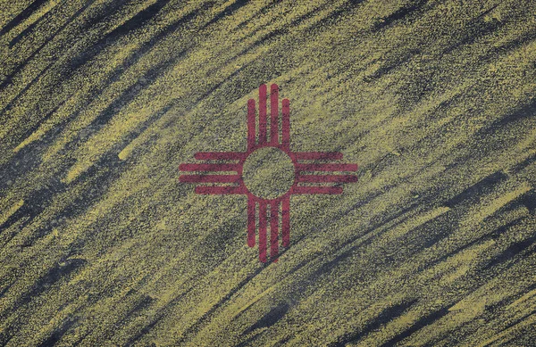 Bandera de Nuevo México pintada con tiza de colores en una pizarra . —  Fotos de Stock