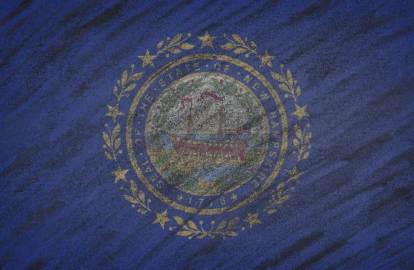 New Hampshire vlajka s barevnými křídami na tabuli. — Stock fotografie