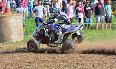 Kimliği belirsiz racer çift bir motosiklet sürmek.