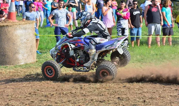 Niet-geïdentificeerde racer rijdt een quad motorfiets. — Stockfoto