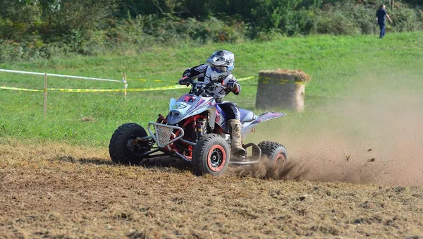 Niezidentyfikowane racer jeździ motocyklem quad. — Zdjęcie stockowe