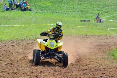 Kimliği belirsiz racer çift bir motosiklet sürmek.