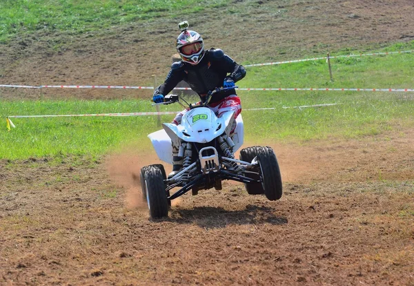 Niezidentyfikowane racer jeździ motocyklem quad. — Zdjęcie stockowe