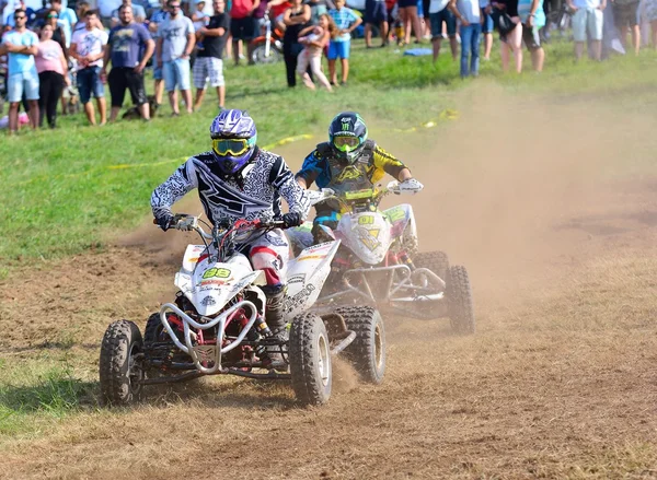 Niezidentyfikowane racer jeździ motocyklem quad. — Zdjęcie stockowe