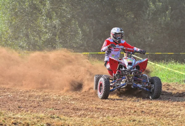 Niezidentyfikowane racer jeździ motocyklem quad. — Zdjęcie stockowe