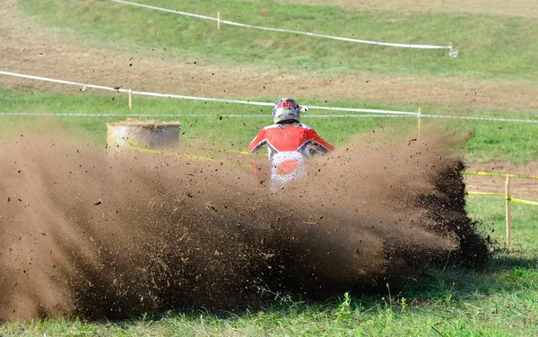 Widok z tyłu do poznania Atv Rider w ruchu. — Zdjęcie stockowe