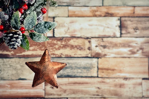 Estrela de Natal pendurada na baga holly — Fotografia de Stock