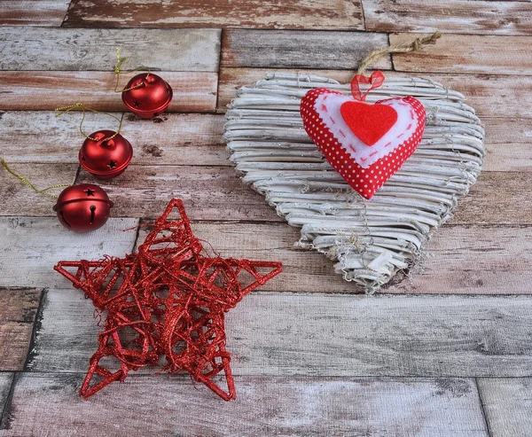 Handgemaakte kerstversiering op houten achtergrond — Stockfoto