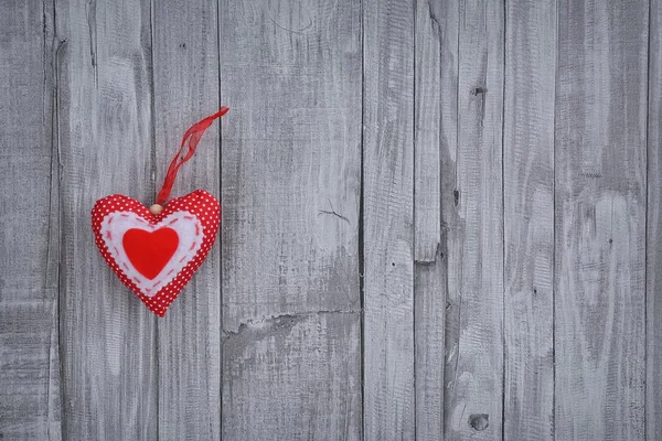 Cuore di San Valentino fatto a mano su parete di legno — Foto Stock