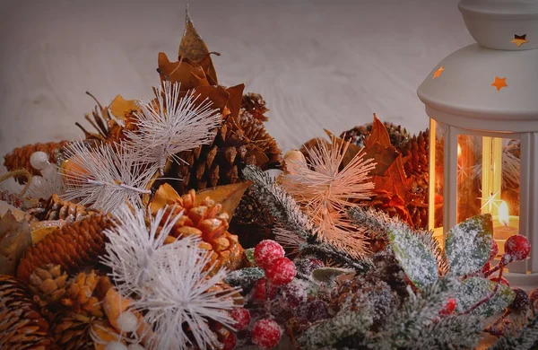 Lanterna ardente com decorações de Natal — Fotografia de Stock