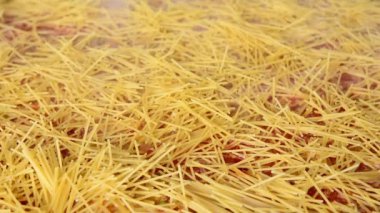 Bir fideua hazırlanıyor.