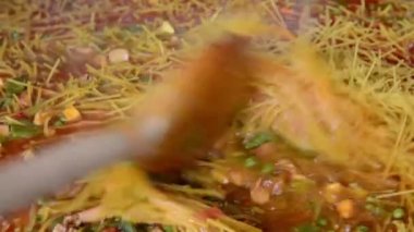 Bir fideua hazırlanıyor