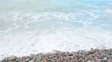 Çakıl plaj dalgalar ile.