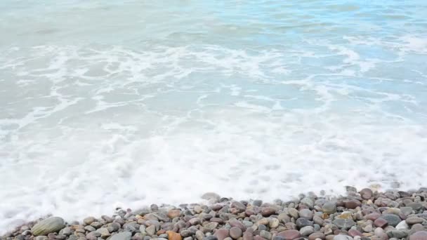 Spiaggia di ghiaia con onde . — Video Stock