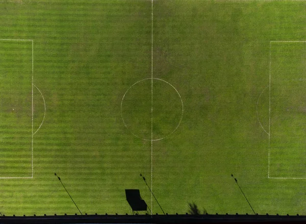 草地上涂有白色标记的足球场的俯瞰图 — 图库照片