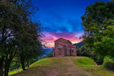 İlkbaharda Lena Kilisesi Aziz Christine 'in dış görünüşü. Santa Cristina de Lena, İspanya 'nın Asturias kentinde bulunan Roma öncesi Katolik kilisesidir.