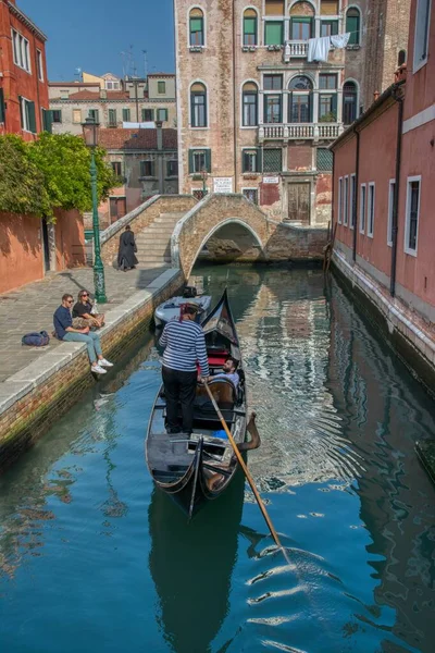 베네치아 이탈리아 2019 이탈리아 베네치아 운하에서 관광객들이 곤돌라를 곤돌라 여행은 — 스톡 사진