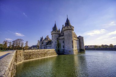 Sully Sur Loire, Fransa - 13 Nisan 2019: Ünlü ortaçağ şatosu Sully sur Loire, Loire Valley, Fransa. Şato 14. yüzyılın sonlarına ait..