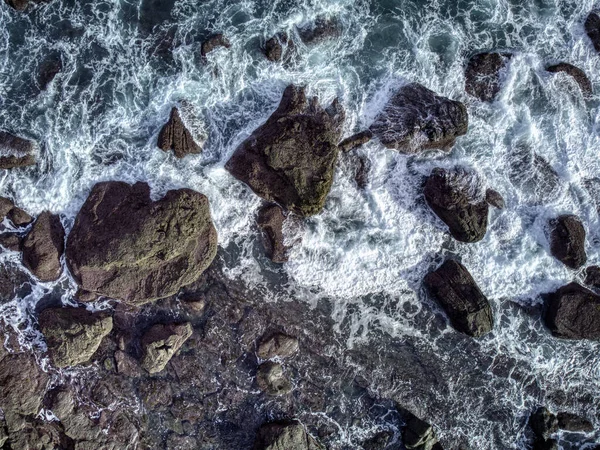 Vågen Bryter Mot Klippan Asturien Spanien Utsikt Ovanifrån — Stockfoto