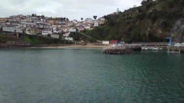 İspanya 'nın Asturias kentindeki Cantabrian kıyısının en güzel köylerinden Lastres' in manzarası..