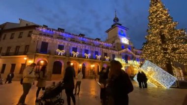 Oviedo, İspanya - 13 Aralık 2020: Constitucion Meydanı 'ndaki Oviedo Belediyesi Noel' de aydınlatma ve noel ağacıyla.